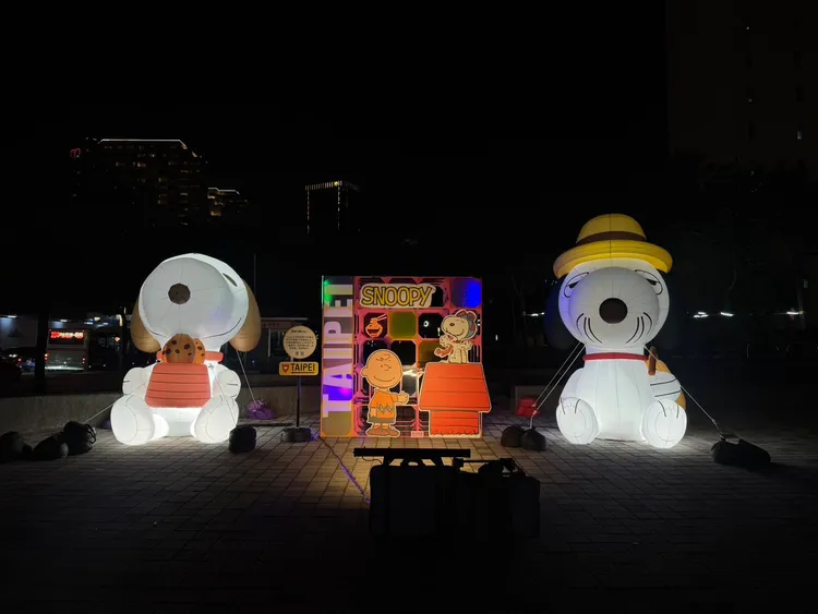 限定版史努比裝置登場，點亮台北冬季夜空。張綵茜攝