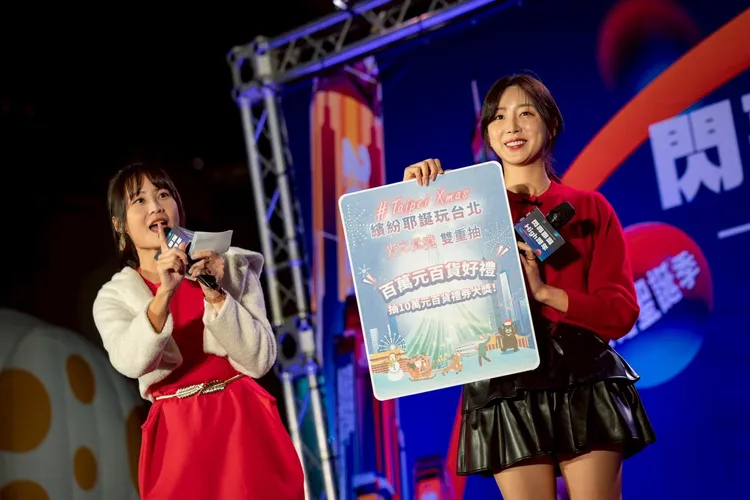 韓籍人氣啦啦隊成員安芝儇（右）擔任繽紛耶誕玩台北宣傳大使。北市府提供