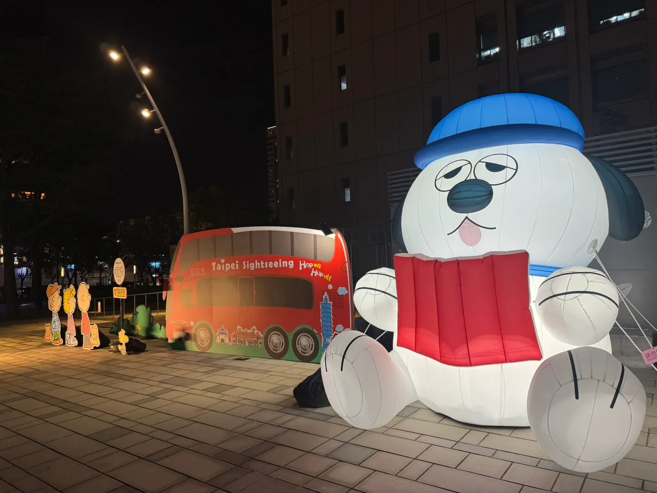 史努比家族氣偶亮相台北街頭。張綵茜攝