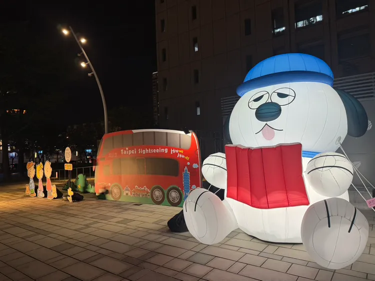 史努比家族氣偶亮相台北街頭。張綵茜攝