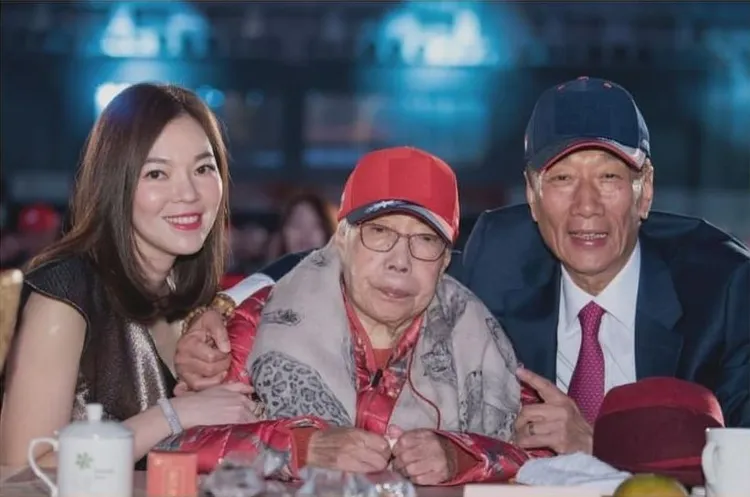 郭台銘（右）和太太曾馨瑩（左）不捨郭家大家長初永真離世。翻攝郭台銘臉書