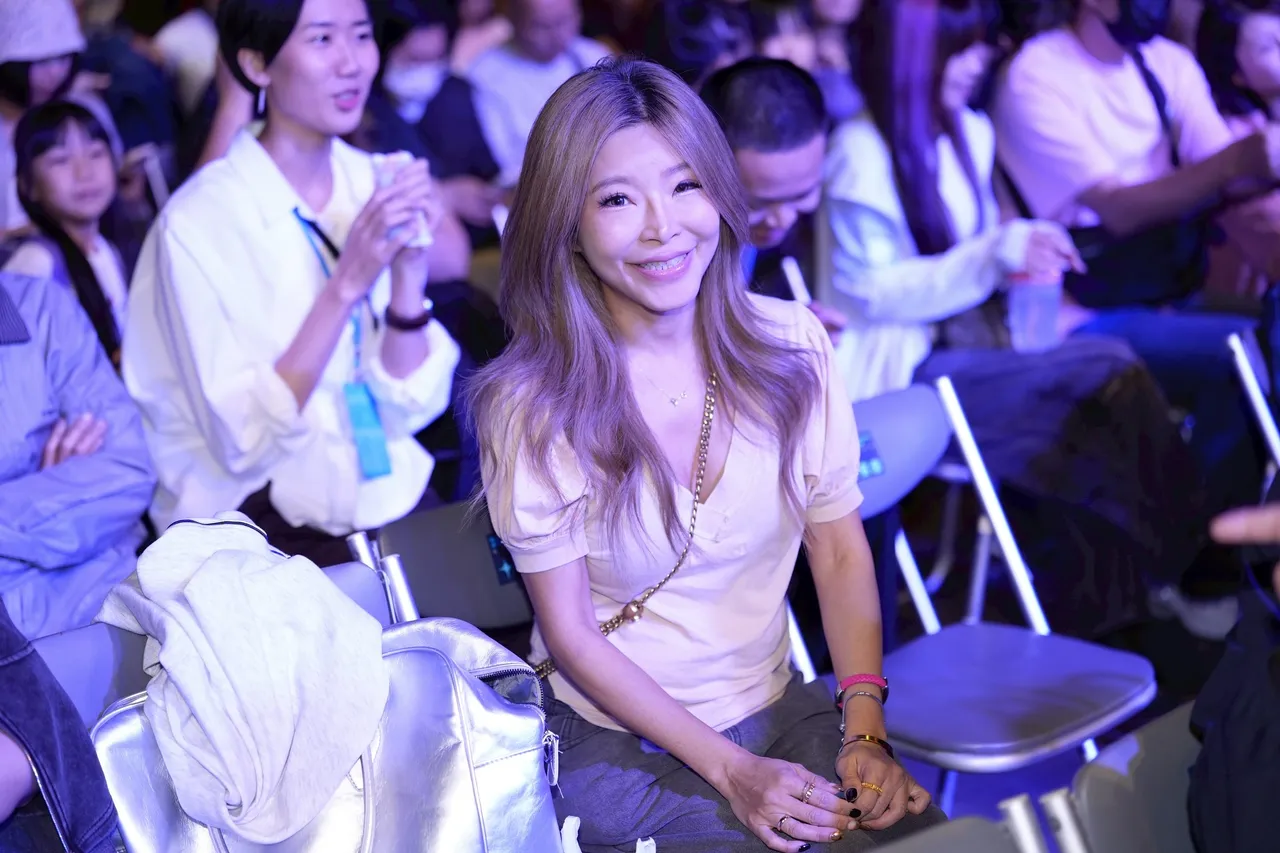 李爱绮笑称今天是女儿的助理。彭欣伟摄