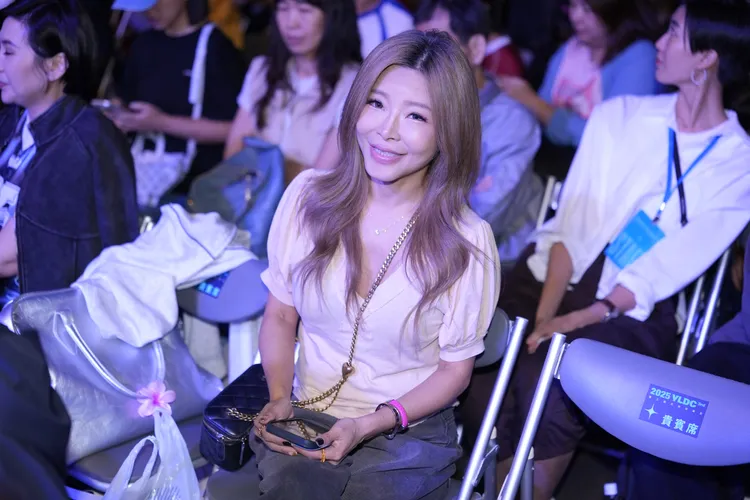 台语歌手李爱绮陪女儿参加第三届永龄铭馨杯决赛。彭欣伟摄