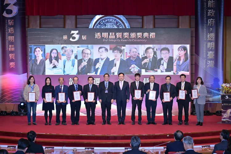 受獎代表上台合影留念。廉政署提供