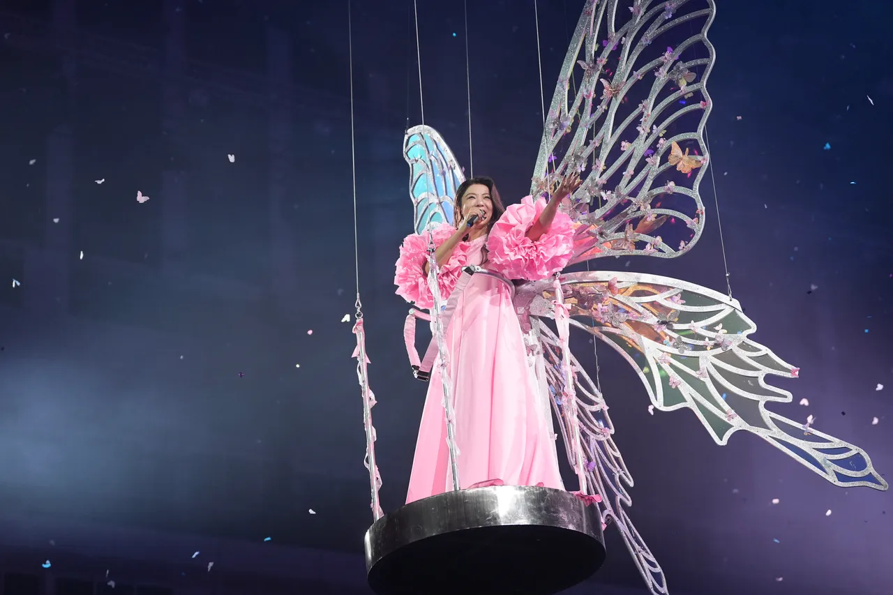 丁当近距离跟粉丝互动。彭欣伟摄