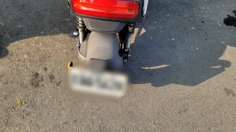 陳男開車不慎擦撞許男的機車，但卻未報警就離去。翻攝畫面