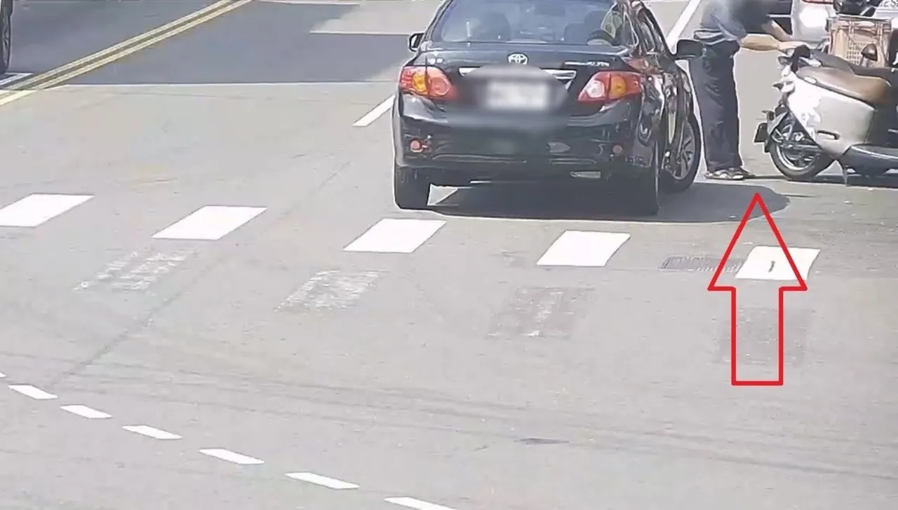 陈男开车不慎擦撞许男的机车，但却未报警就离去。翻摄画面