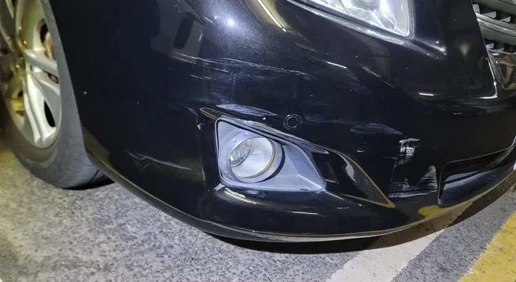 陳男開車不慎擦撞許男的機車，但卻未報警就離去。翻攝畫面