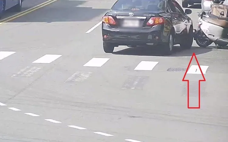 陈男开车不慎擦撞许男的机车，但却未报警就离去。翻摄画面