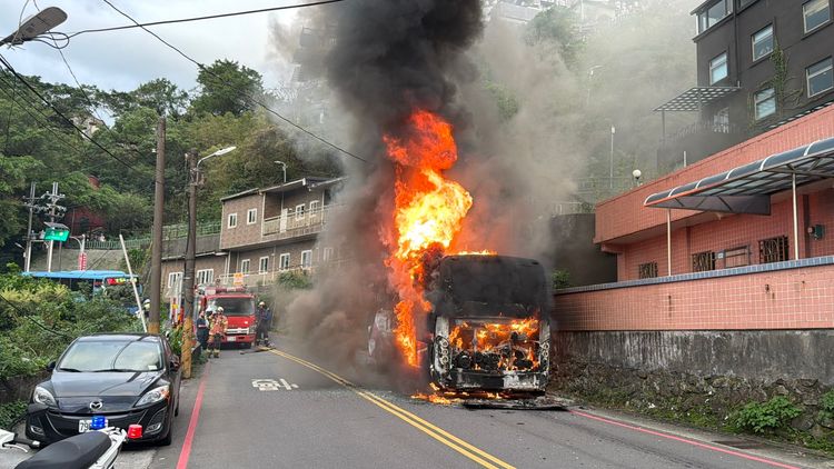 九份老街遊覽車突起火 烈焰伴黑煙狂燒畫面曝!乘客們下車觀光逃一劫