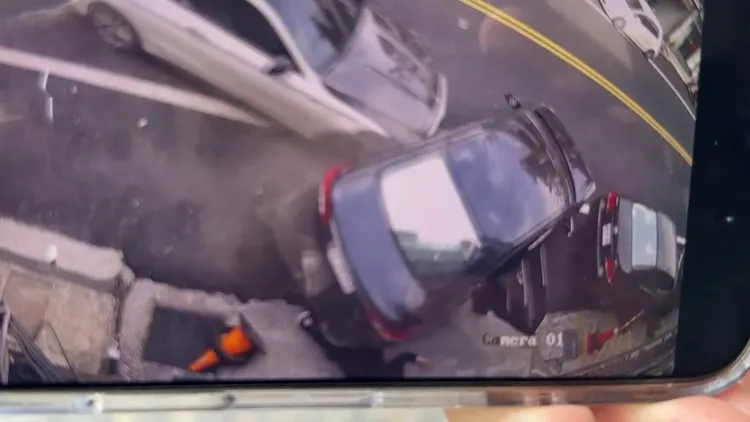 小客車撞路邊停放車輛。翻攝畫面