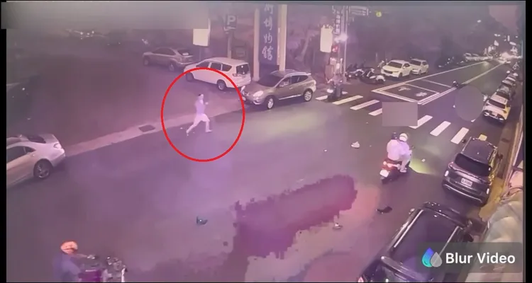 兒子看到媽媽被撞，立即衝過去查看。民眾提供