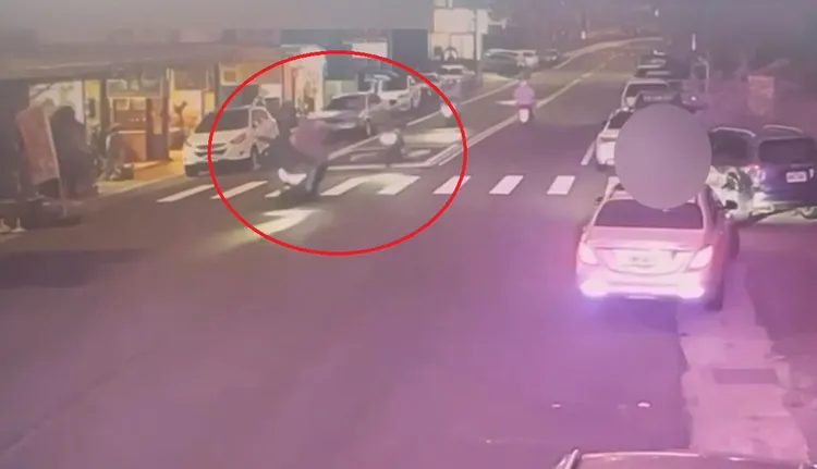 呂姓婦人連接被2輛機車撞飛。民眾提供