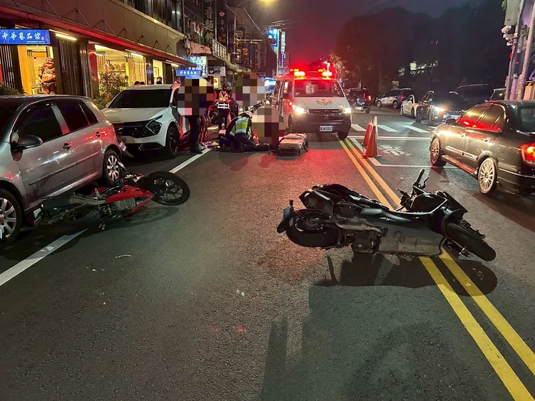 2輛機車先後撞上呂婦，騎士均連人帶車摔倒。民眾提供