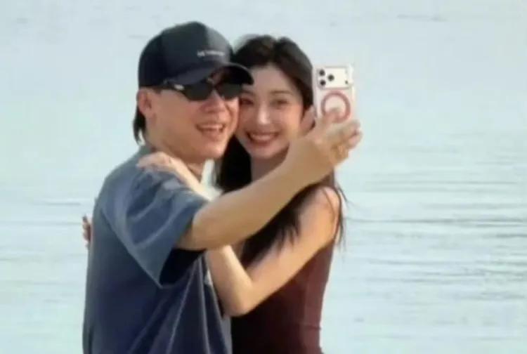 胡彥斌與網美易夢玲開心玩自拍。翻攝吃瓜姐妹微博