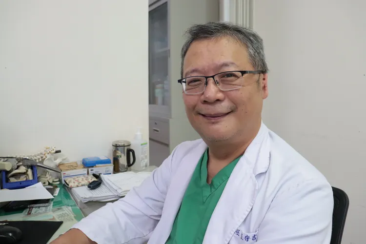 王守吉左耳小耳症聽不到，反而因只靠右耳用心傾聽贏得病人信任。彰醫提供