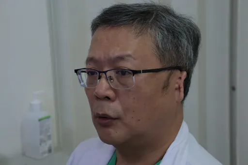 僅靠右耳傾聽贏得信任　彰化「小耳醫師」榮獲資深典範醫師獎