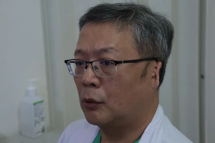 部立彰化醫院骨科醫師王守吉，因天生小兒症被病患暱稱「小兒醫師」，今年榮獲衛福部資深典範醫師獎。彰醫提供