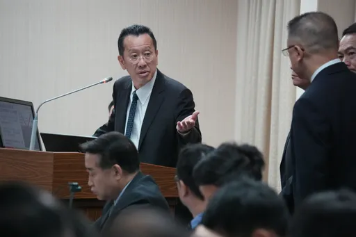 AAV7救灾辗坏民车「卓揆喊1人赔1台」　顾立雄：国防部负责依法赔偿