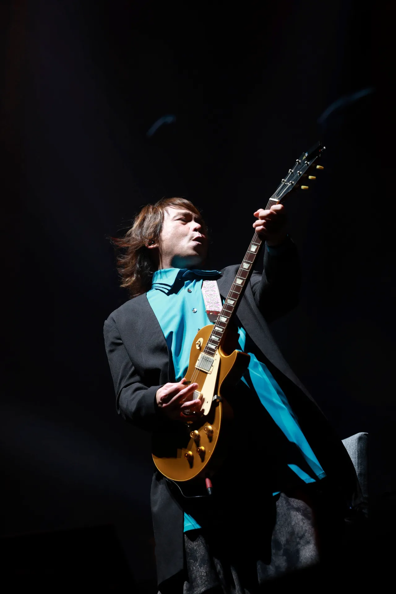 伍佰尾声被喊「加班」，俏皮装傻听不懂国语。月光音乐提供