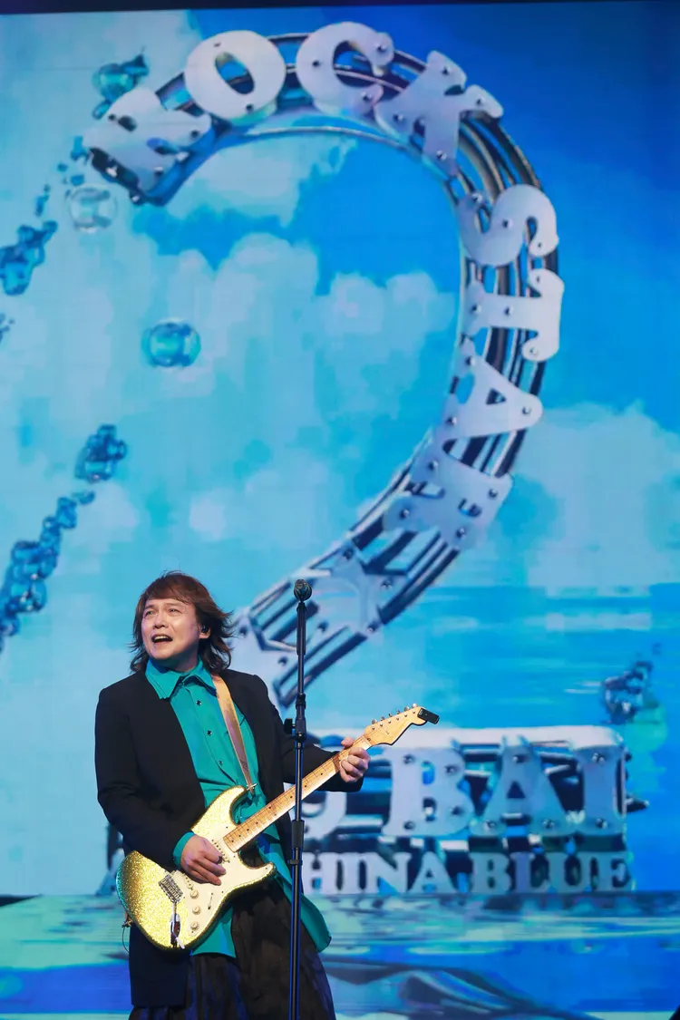 伍佰率領全場玩波浪舞。月光音樂提供