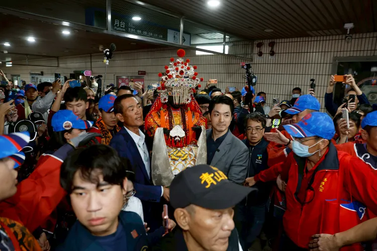 今（29日）北港妈祖遶境队伍北上参加北市万华青山王祭，由台北市长蒋万安等人亲自至台铁月台接驾。北市府提供