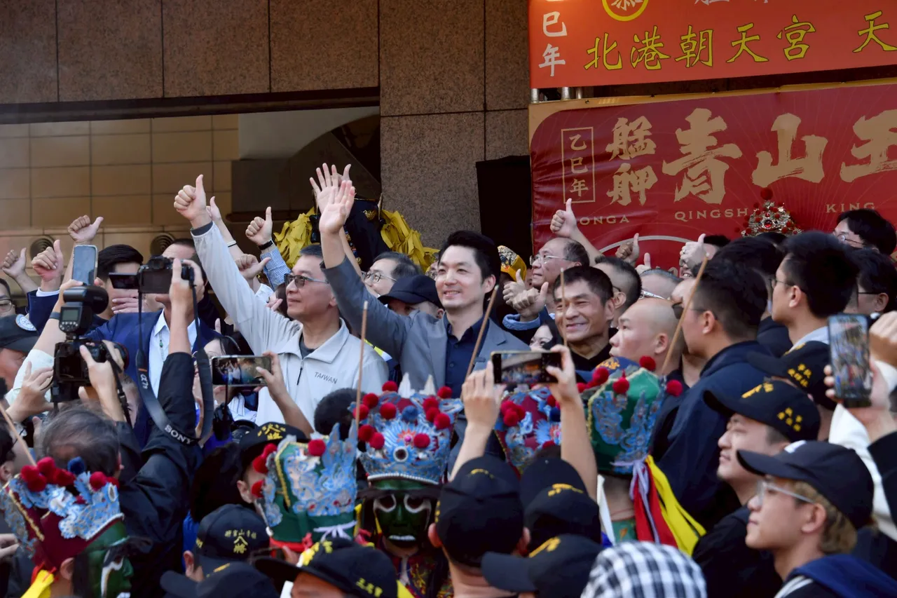 月台上挤满工作人员及信徒，站内估高达上百人恭迎北港妈祖到来。北市府提供