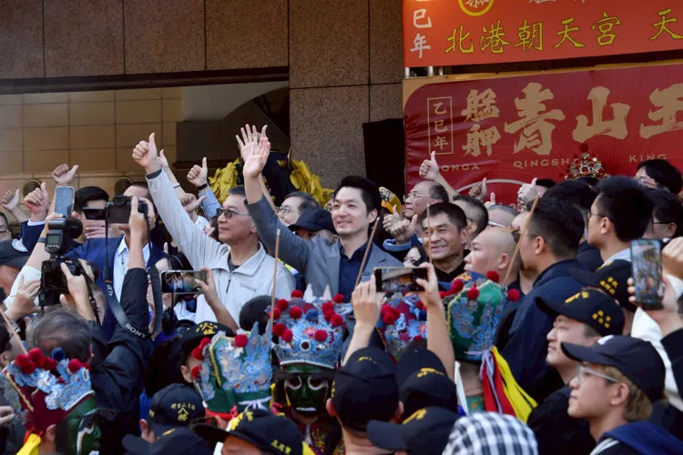 月台上擠滿工作人員及信徒，站內估高達上百人恭迎北港媽祖到來。北市府提供