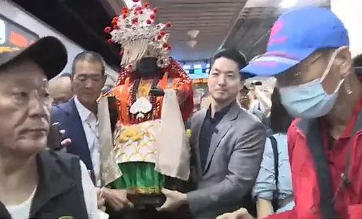 北港妈祖来台北！蒋万安到车站月台接驾　台铁挤满上百人