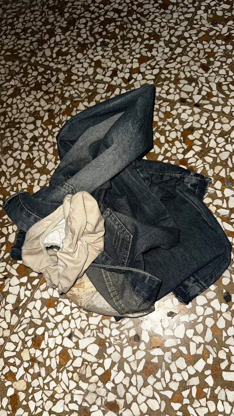 消費者透過蝦皮商家購買牛仔褲，卻從中發現一條泛黃內褲。翻攝自threads_@junita_1218