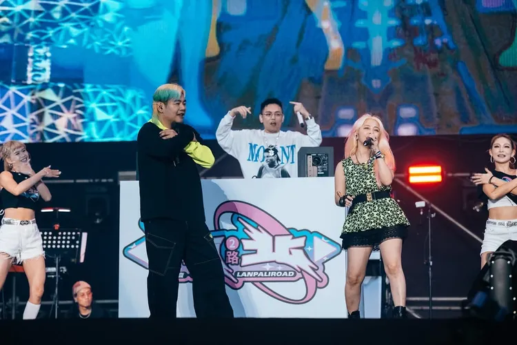 罗百吉（左2）带老婆宝贝齐当玖壹壹嘉宾。KKLIVE、混血儿娱乐提供