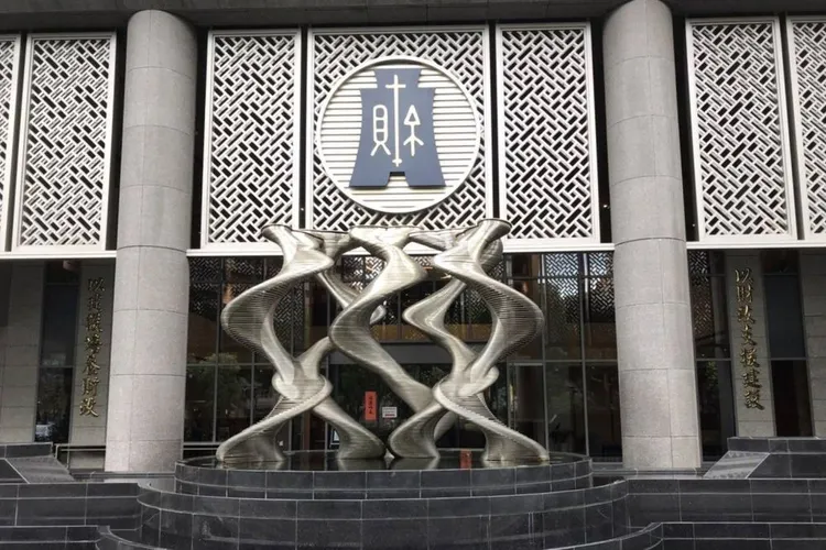 114年地價稅還有7天就到期，財政部賦稅署提醒，114年地價稅於11月1日開徵，繳納期限原至11月30日止，因適逢假日，繳納期限順延至12月1日星期一，逾期繳納者最高加徵10%滯納金。財政部外觀。資料照