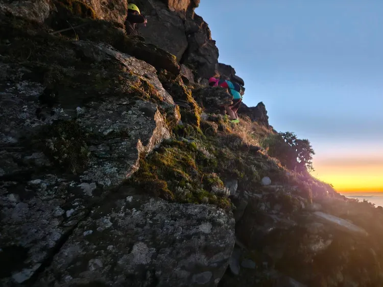 女山友攀关山，受困陡峭岩壁，险象环生。高市消防局提供