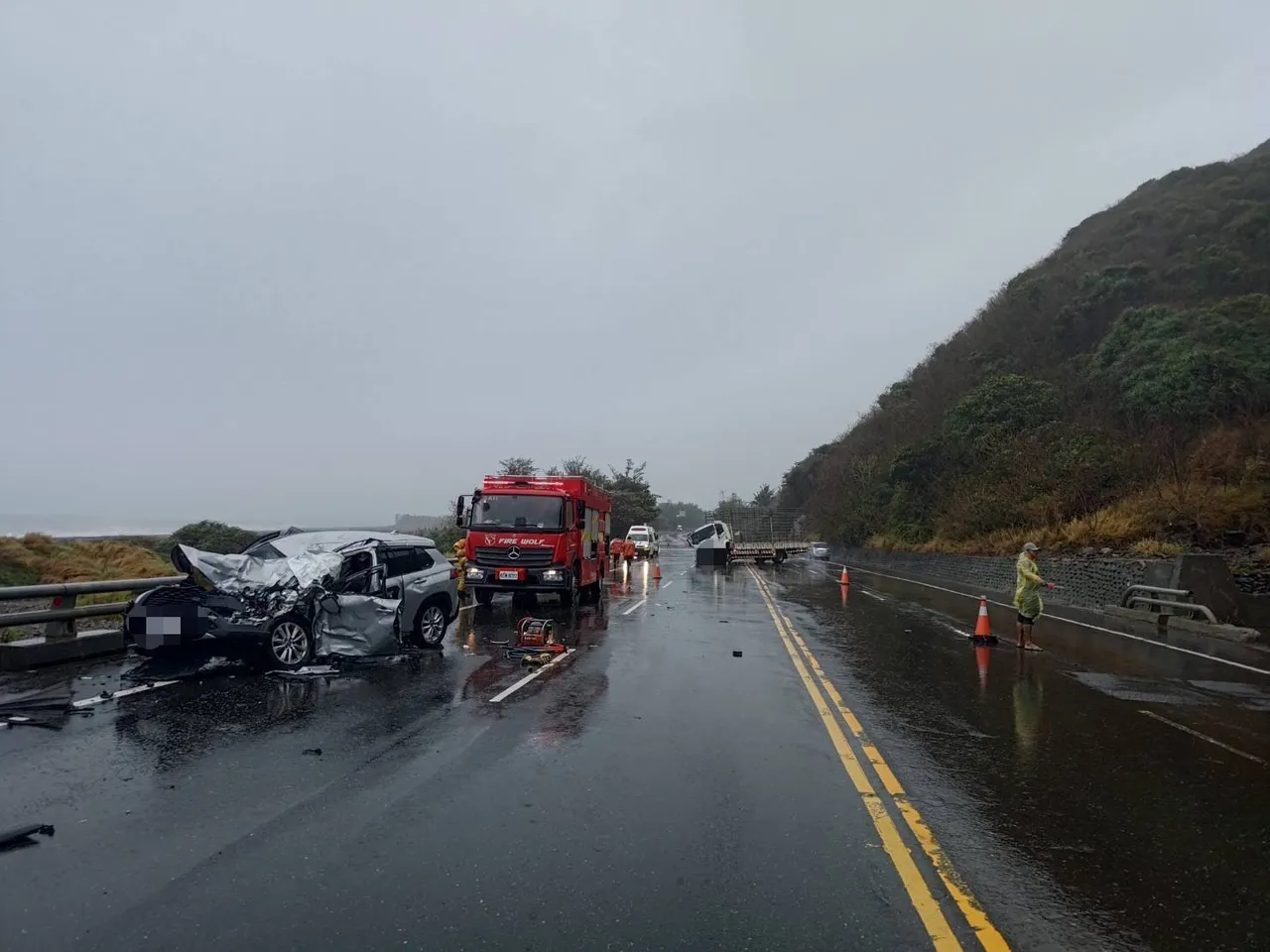 自小客车被撞烂驾驶重伤送医不治。警方提供