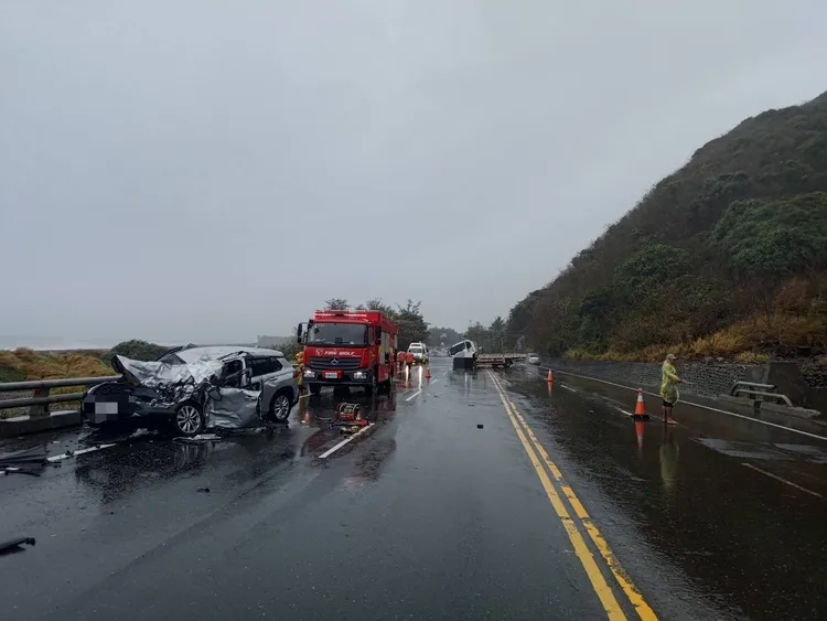 自小客車被撞爛駕駛重傷送醫不治。警方提供