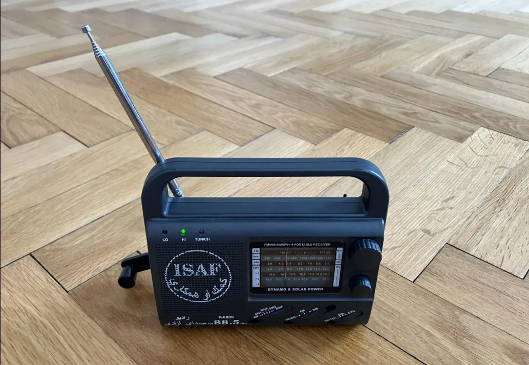 求生达人指出，目前民众习惯用网路搜寻讯息，但如果停电就会断绝消息，建议准备手摇发电式收音机。翻摄Ｘ