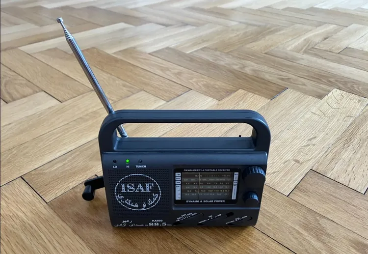 求生達人指出，目前民眾習慣用網路搜尋訊息，但如果停電就會斷絕消息，建議準備手搖發電式收音機。翻攝Ｘ