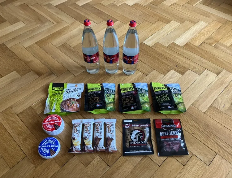 有經驗的軍人分享自己準備的用品，包括飲水、登山口糧、能量棒和牛肉乾。翻攝ｘ@IvoZelinka