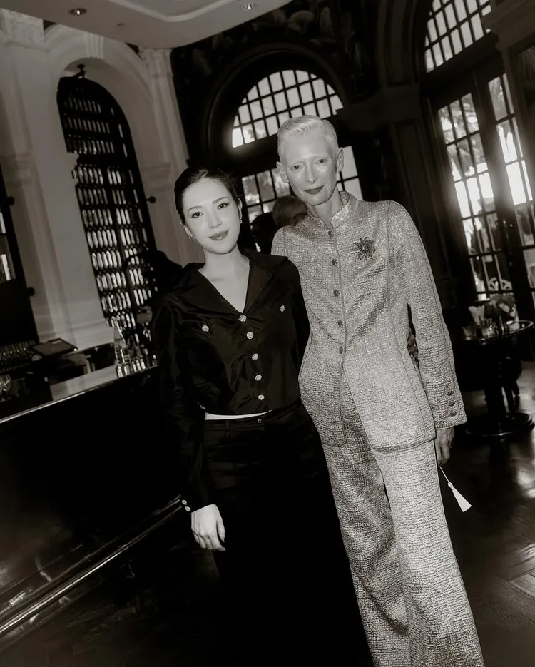 許瑋甯（左）與蒂妲史雲頓在秀場合影。翻攝IG