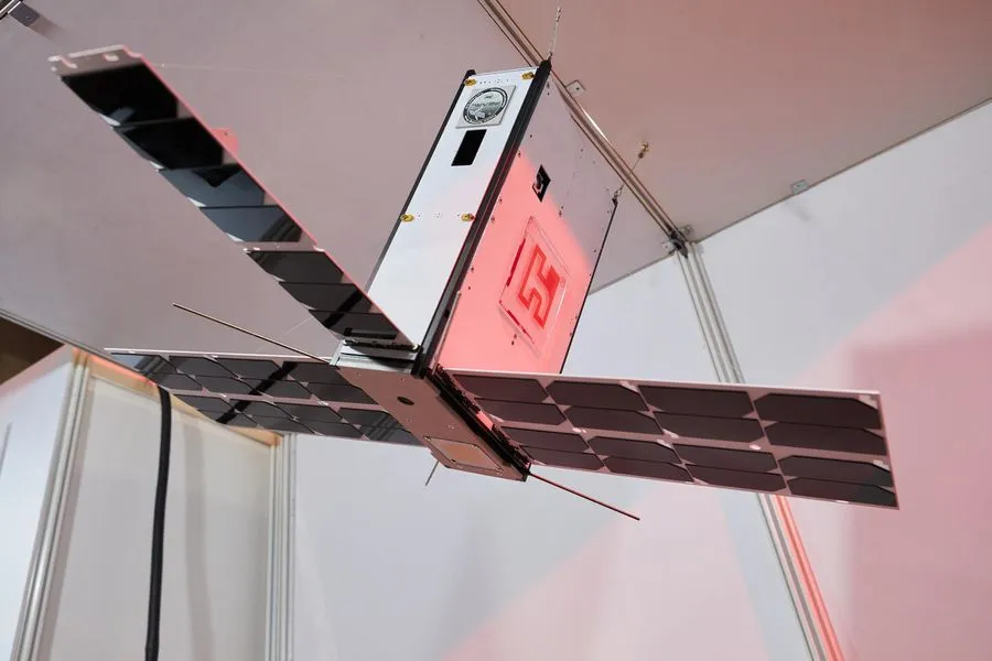 鴻海研究院公開珍珠號低軌衛星第一代實驗成果與第二代設計方向。取自鴻海科技日官網