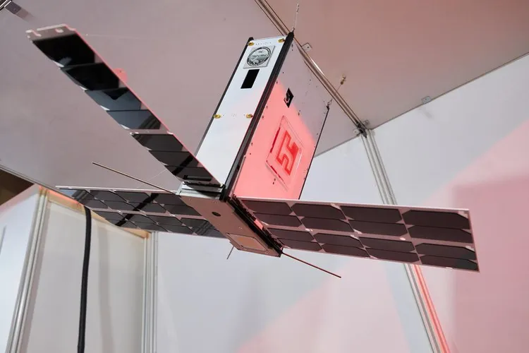 鴻海研究院公開珍珠號低軌衛星第一代實驗成果與第二代設計方向。取自鴻海科技日官網