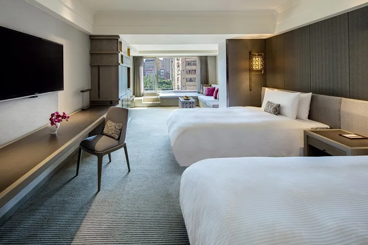 晶華酒店推出雲天露台家庭客房優惠方案，贈栢麗廳四客豪華午餐 。台北市觀傳局提供