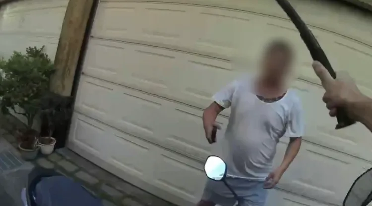 警方對空鳴槍，李男嚇到從車上跳下奔逃，仍在巷弄內被警方攔截。翻攝照片