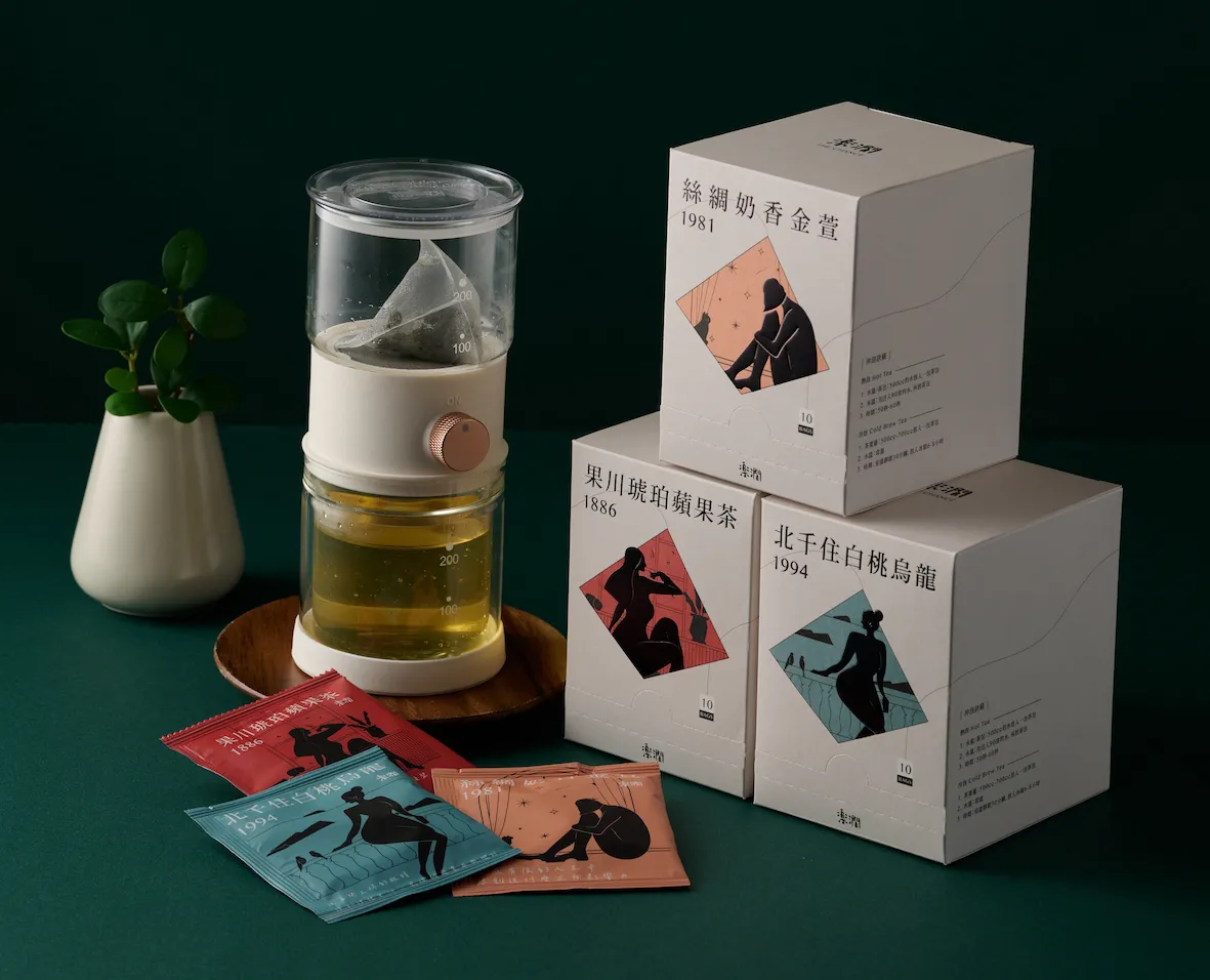 「楽涧」礼盒的茶品主打以智利苹果、薄荷、艾草与甜菊调和出的「1886果川琥珀苹果茶」，香气层次丰富。图/品牌提供