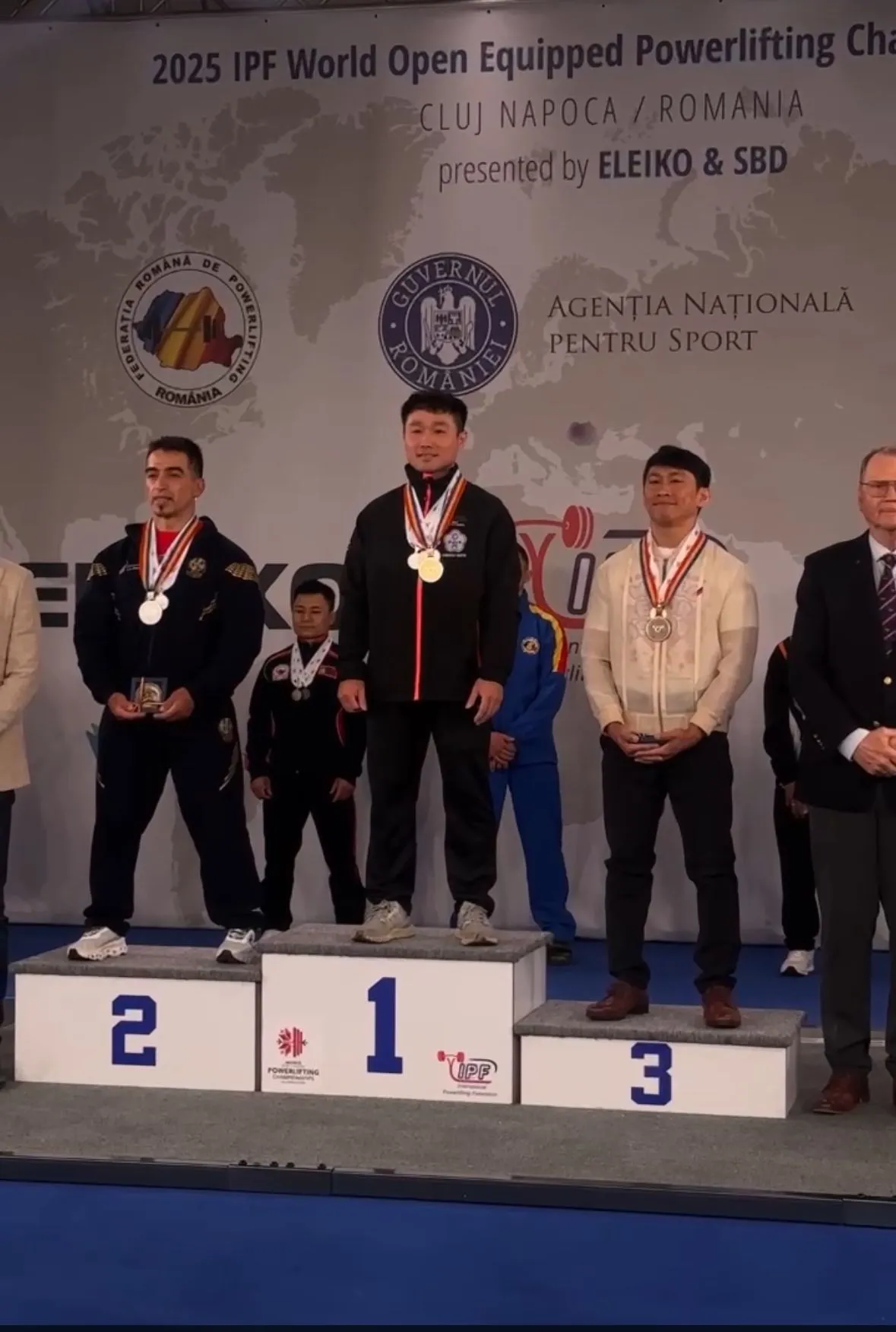 2025年世界公开装备健力锦标赛，林逸钧（中）以712.5 公斤成绩夺得总和项目金牌。体育部提供