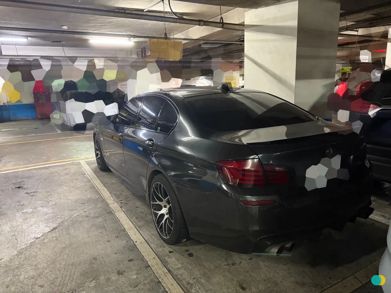 接应的刘姓男子开著BMW回到万华区，将车停妥试图不让警方找到。警方提供