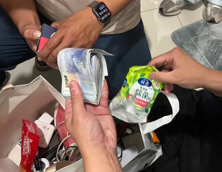 警方从循线追查开车嫌犯逃逸至北市万华，并在知名刺青店起获部分赃款。警方提供