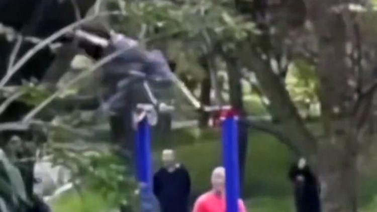 公園阿伯「單槓大車輪」連轉14圈　隨即昏迷猝死