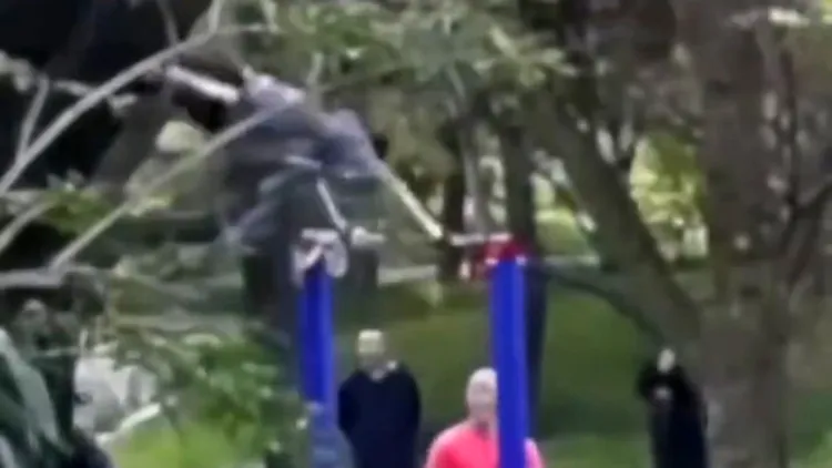 一名阿伯在公園表演單槓大車輪後猝逝。翻攝自《海報新聞》