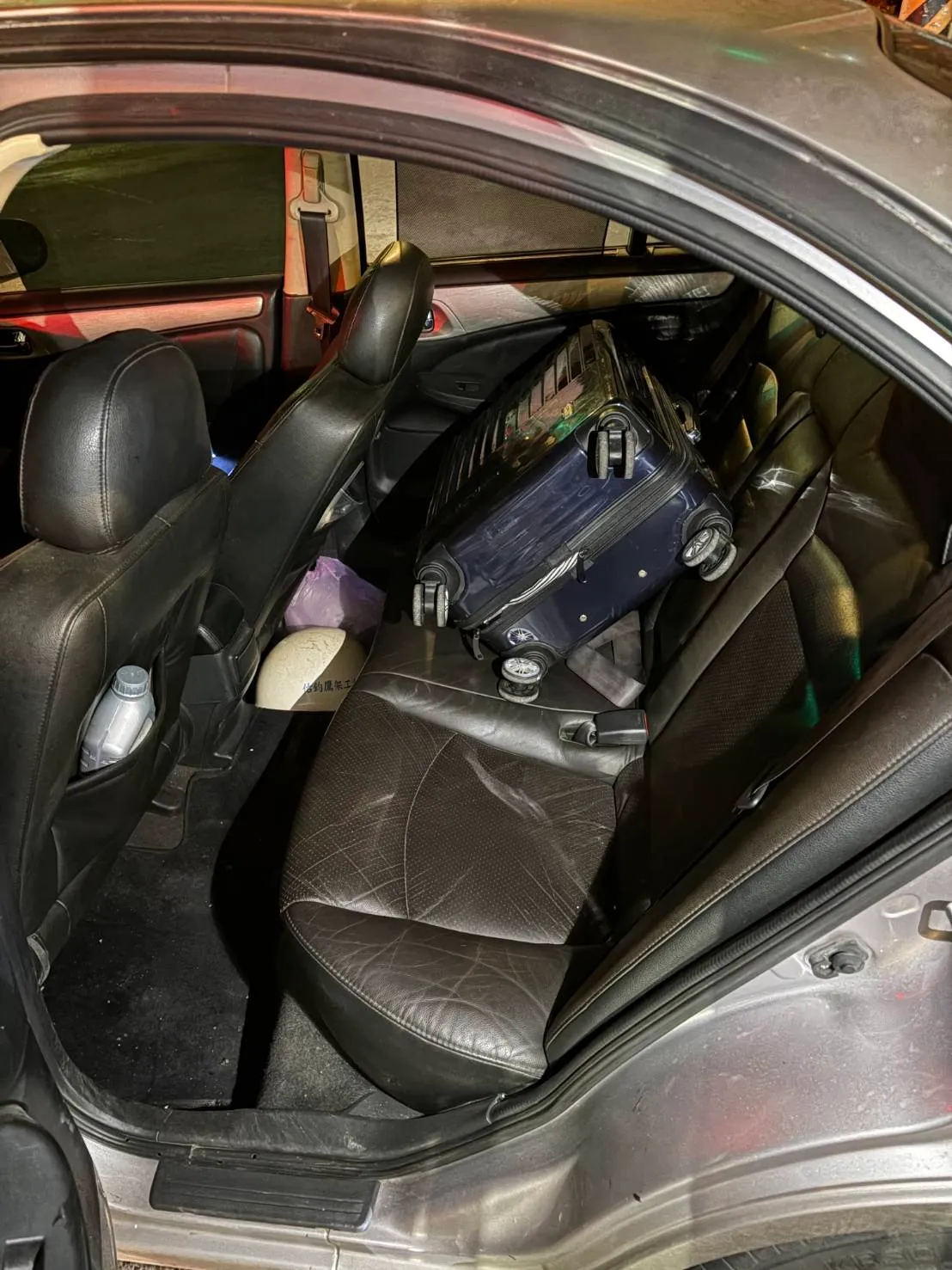 警方在许男车上发现遭窃的行李箱。桃园警分局提供